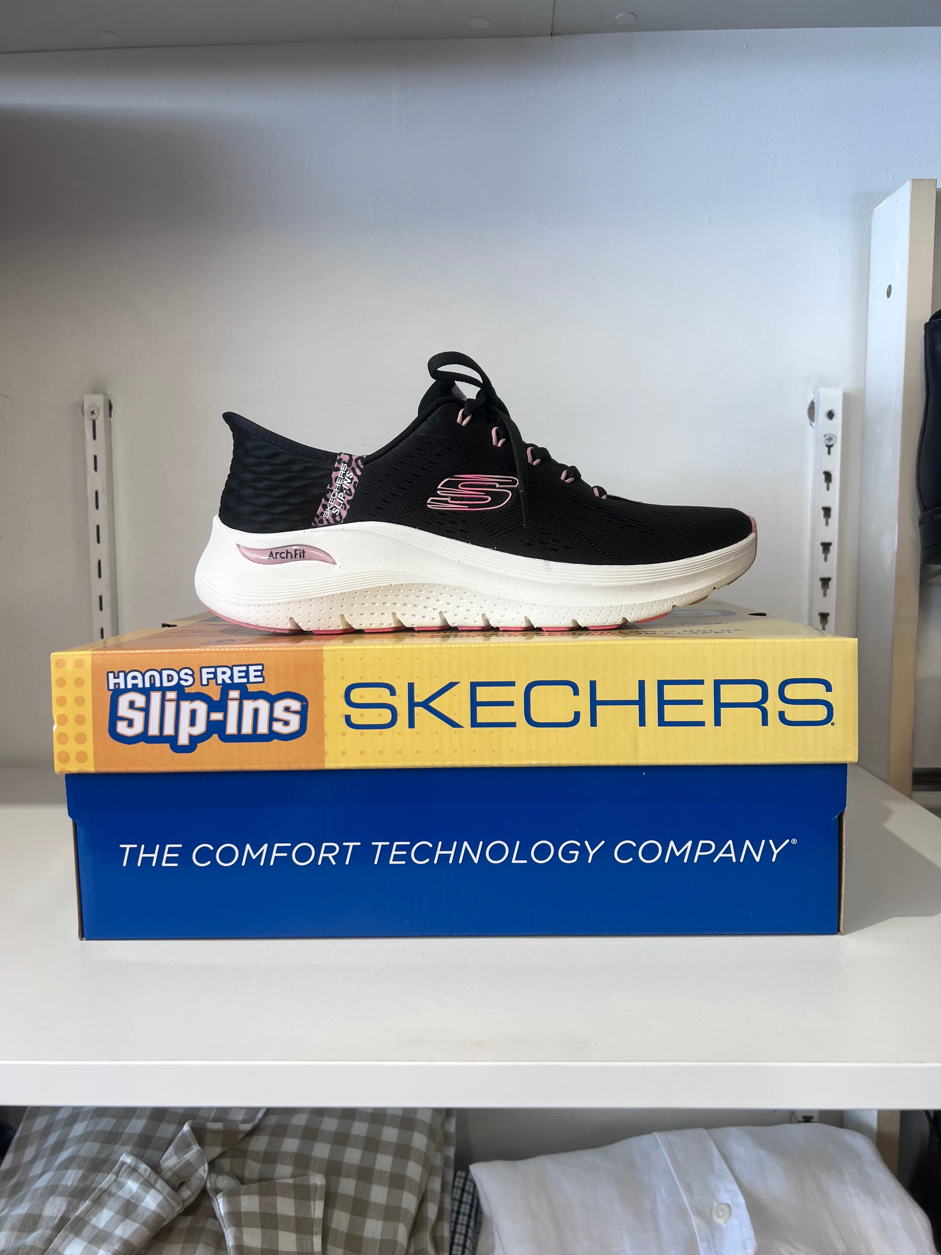 Skechers Women’s Slip-On – Black / Pink