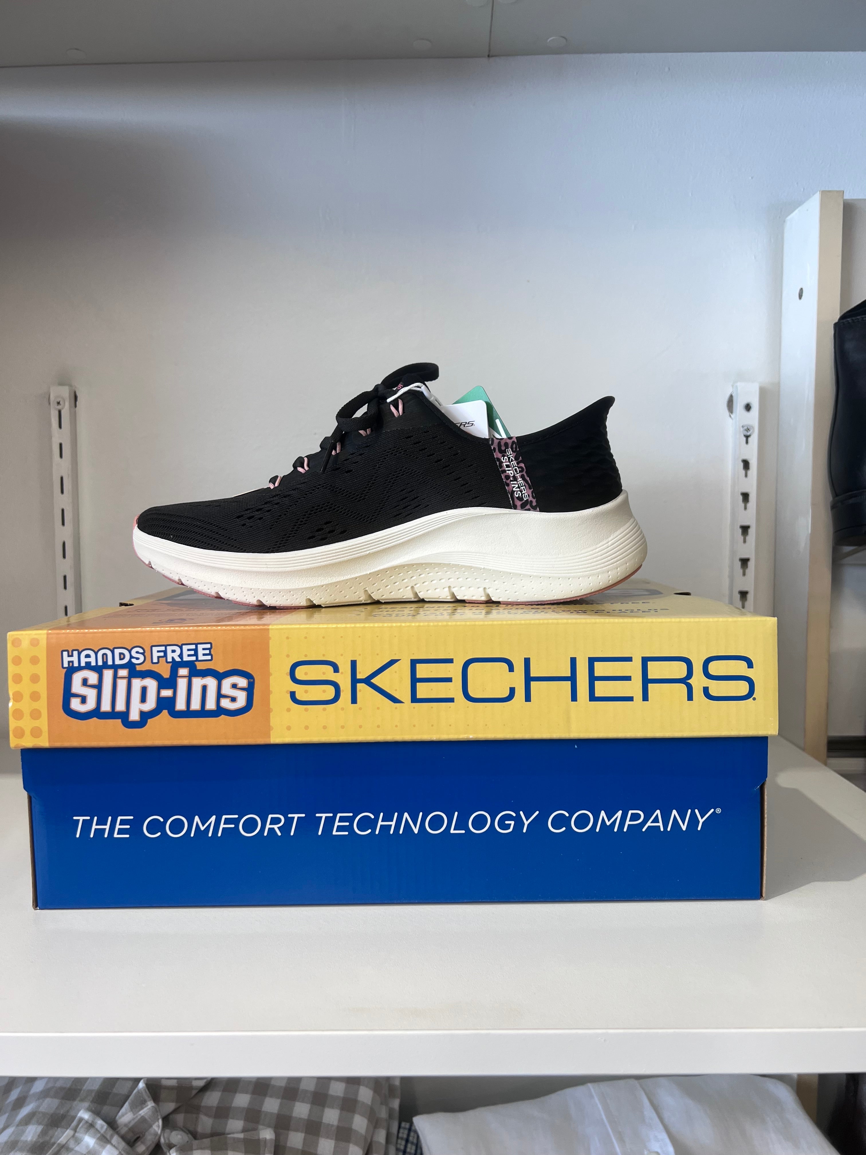Skechers Women’s Slip-On – Black / Pink