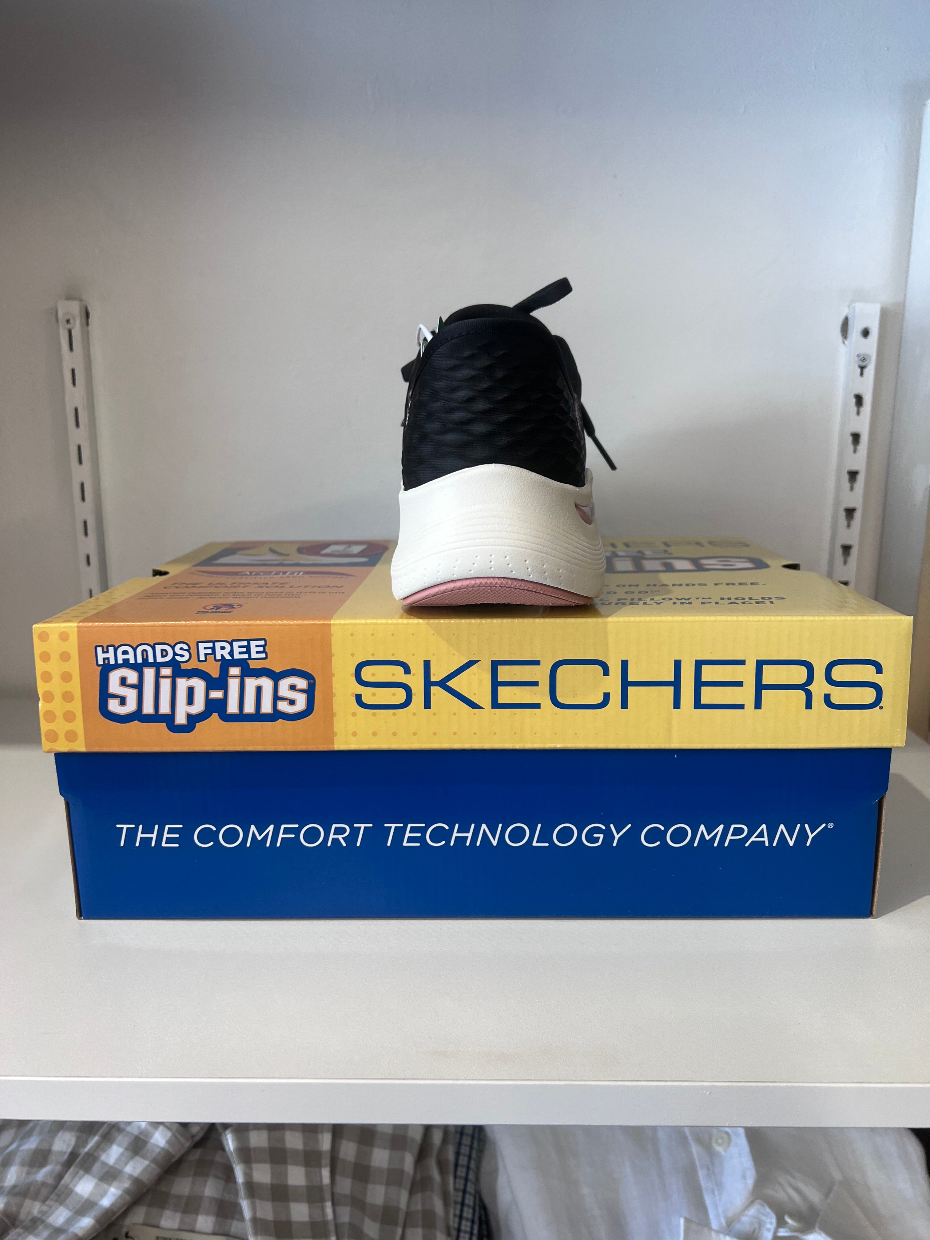 Skechers Women’s Slip-On – Black / Pink